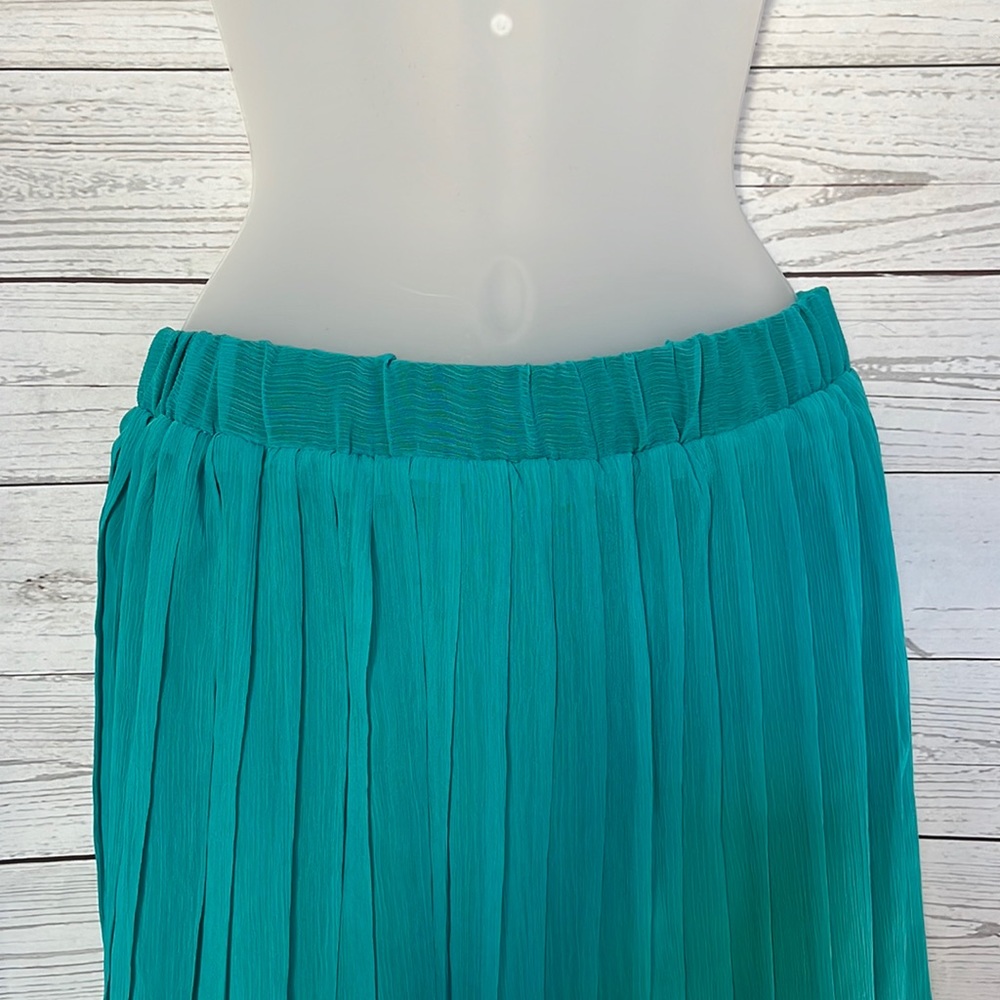 Xhilaration high low skirt in teal✨ Simple, flowy, pleated, sheer Size Medium